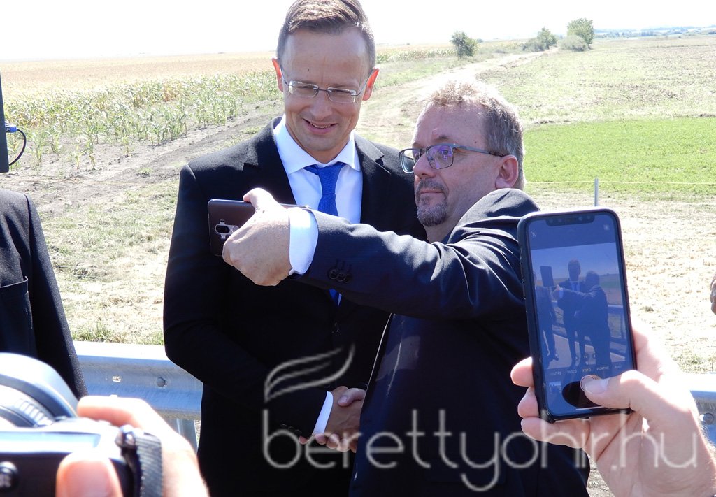 Átadták az M4-es autópálya Ártándig tartó szakaszát29